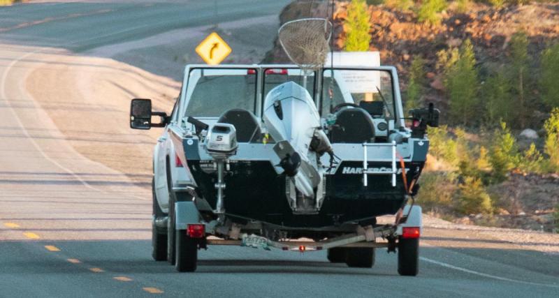  - Un automobiliste perd sa remorque, c'est un autre conducteur qui vient la dégager de la route