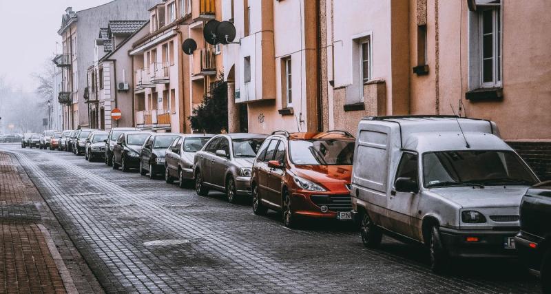  - Cette automobiliste retrouve une lettre de menaces sur son pare-brise, elle n’a fait que stationner dans une rue