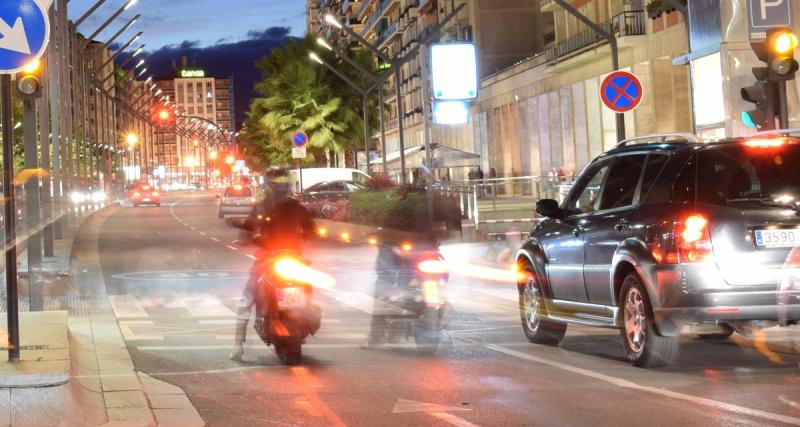  - VIDEO - La moto s'emplâtre dans une voiture à l’arrêt, le motard fait comme si de rien n'était