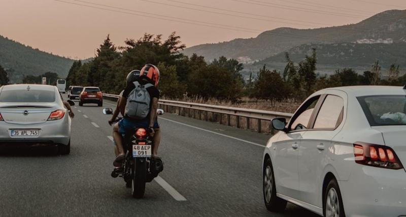  - VIDEO - Ce motard veut faire la leçon à un conducteur, il en oublie de regarder devant lui