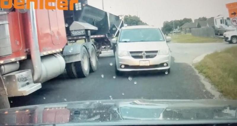  - Ce conducteur veut forcer le passage, sa voiture finit dans le camion qu'il voulait doubler