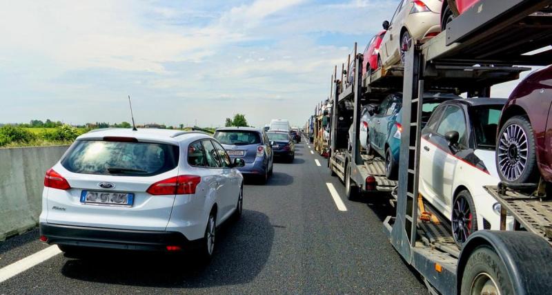  - Énorme embouteillage à cause d’une voiture en panne, les automobilistes ne peuvent s’en prendre qu’à eux-mêmes