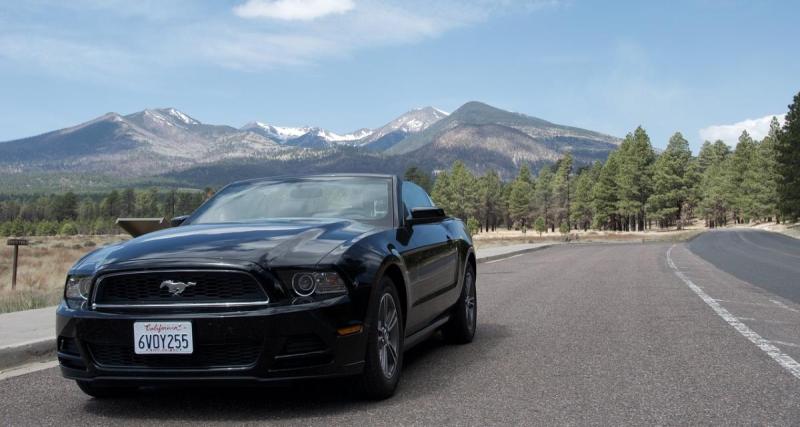  - Il veut frimer avec sa nouvelle Mustang, il termine contre un autre conducteur