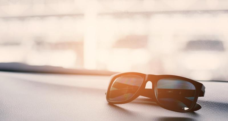  - Il laisse ses lunettes de soleil sur le tableau de bord, sa voiture prend feu