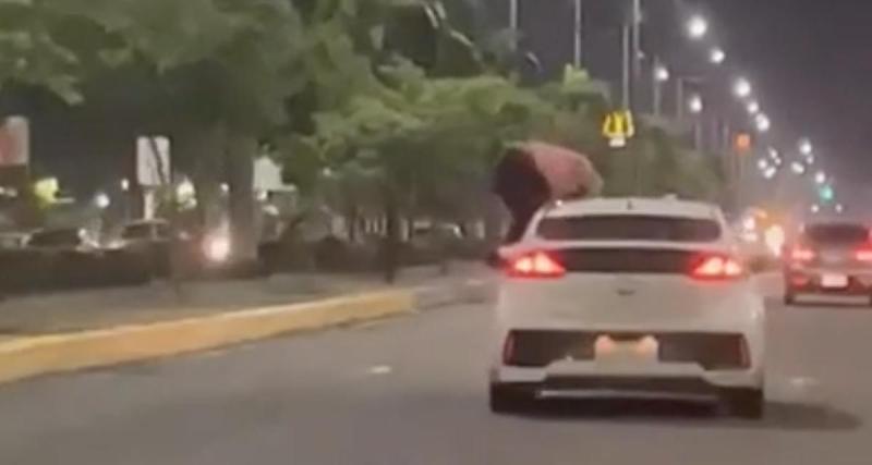  - VIDEO - Le passager de cette voiture change de place en roulant, sa technique est peu conventionnelle