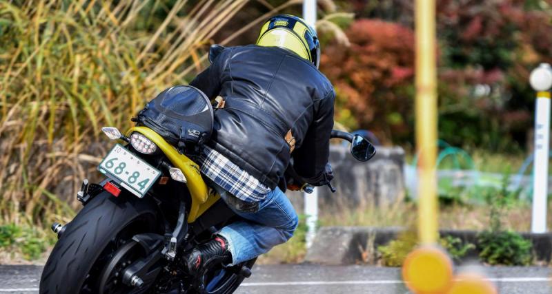  - Cette automobiliste colle de trop près un motard, il se venge avec un coup bien placé