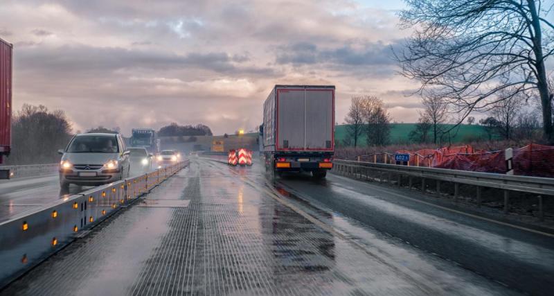  - Il contourne des travaux en passant dans le fossé, le tout devant la police !