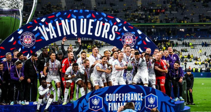  - Toulouse : le trophée de la Coupe de France présenté aux supporters après la rencontre contre Lens
