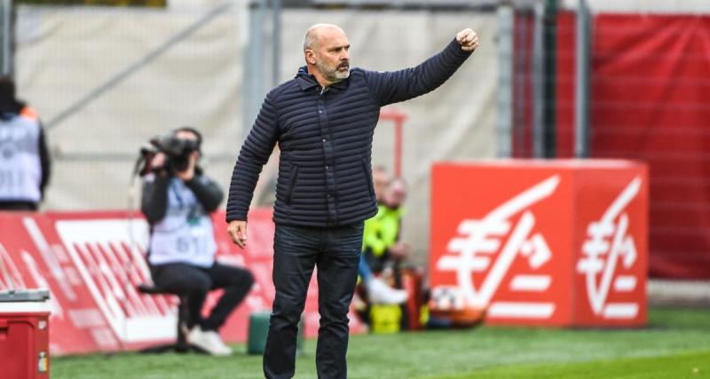  - Dijon : Pascal Dupraz félicite ses joueurs après la victoire contre Sochaux 