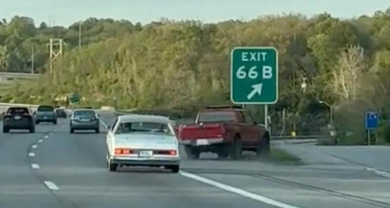  - VIDEO - Il attrape sa sortie d'autoroute in extremis, ce n'est pas sans provoquer quelques dégâts