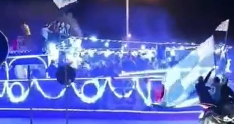  - Naples : quand un bateau... roule dans un rond point pour fêter le titre !