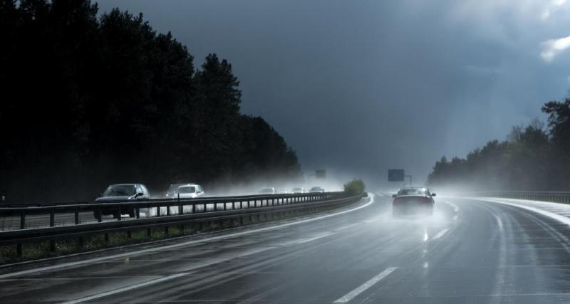  - Ce chauffard fonce sur une autoroute détrempée, le pire c'est qu'il filme sa bêtise