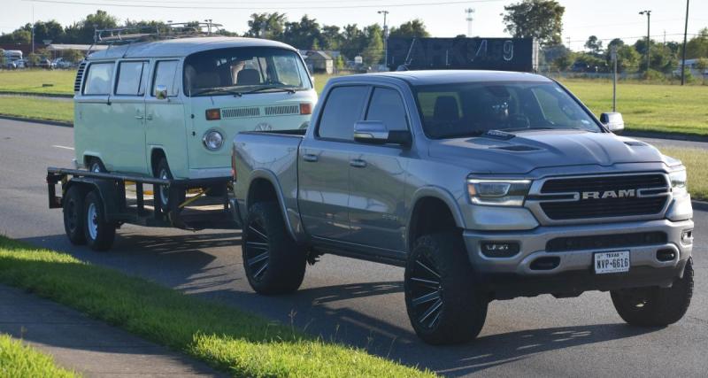  - Rouler avec une remorque ne s'improvise pas, le conducteur de ce pick-up en fait l'amère expérience