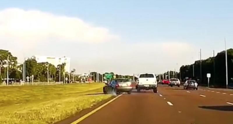  - Cette voiture squatte la voie de gauche sur l'autoroute, le pick-up lui fait comprendre qu'elle n’a pas le droit