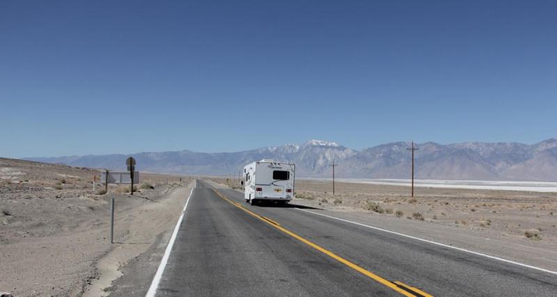  - Le camping-car force le passage pour doubler, ça se termine en spectaculaire sortie de route