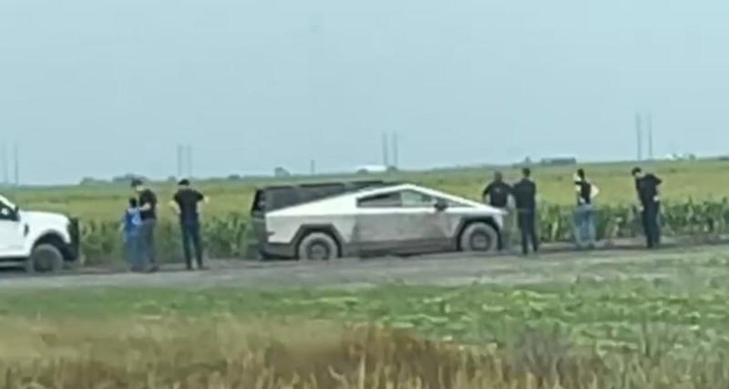  - Le pick-up électrique de Tesla est embourbé, c’est un concurrent qui lui vient en aide