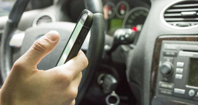  - Ce chauffeur routier délaisse la route pour son téléphone, il termine dans le décor