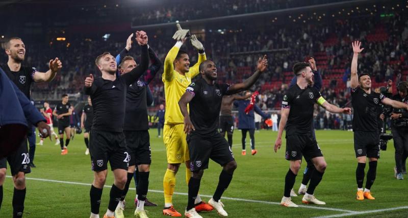  - AZ Alkmaar - West Ham : énorme dérapage en fin de match, des joueurs des Hammers se battent avec des fans pour défendre leurs proches