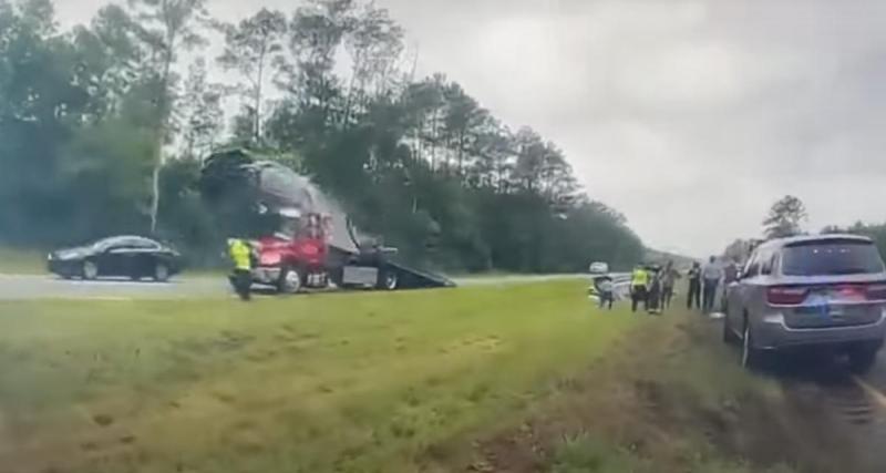  - L'automobiliste s'envole sur la rampe d'une dépanneuse, il a été distrait par un accident