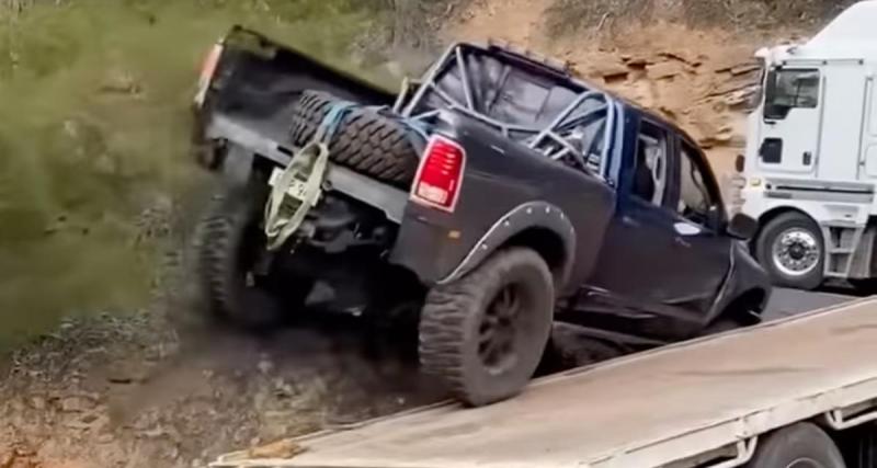  - Ce camion est coincé dans un virage, c'est un pick-up qui le dépanne