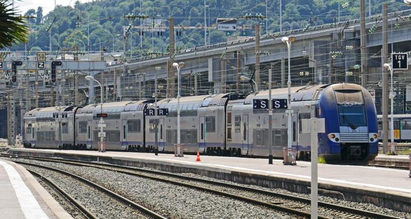  - Le conducteur alcoolisé se retrouve sur les rails, le TER pulvérise sa Clio