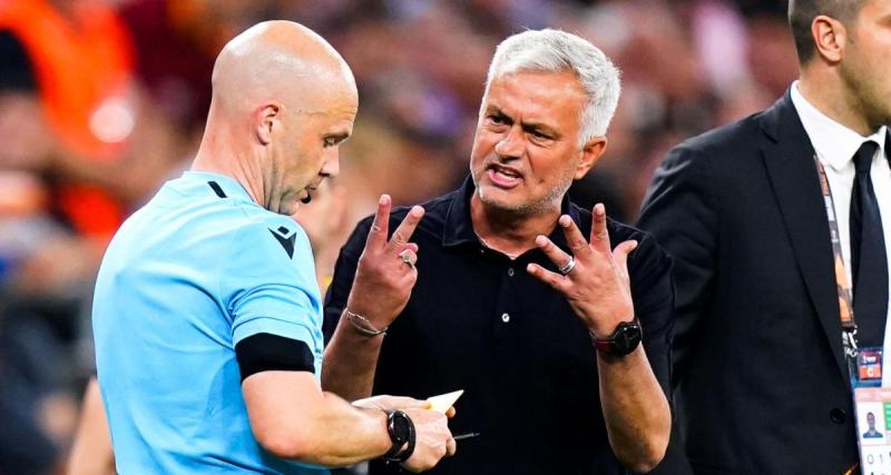  - L'arbitre de la finale de l'Europa League violemment pris à partie par les fans de l'AS Roma 