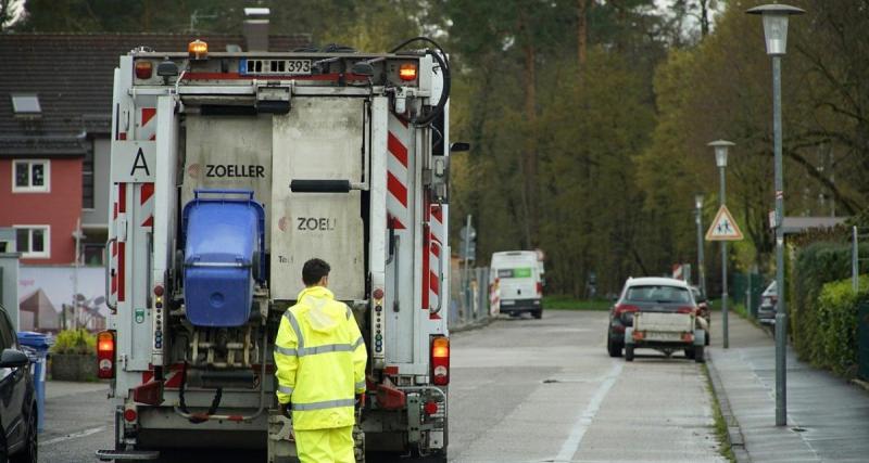  - VIDEO - Le camion poubelle accroche une voiture, le conducteur avait pourtant pris soin de l'éviter