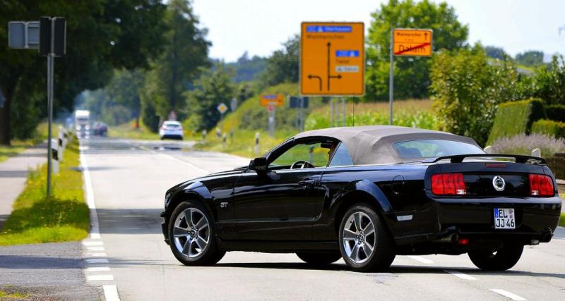  - Il tente un burn-out pour épater la galerie, sa Ford Mustang finit dans le fossé