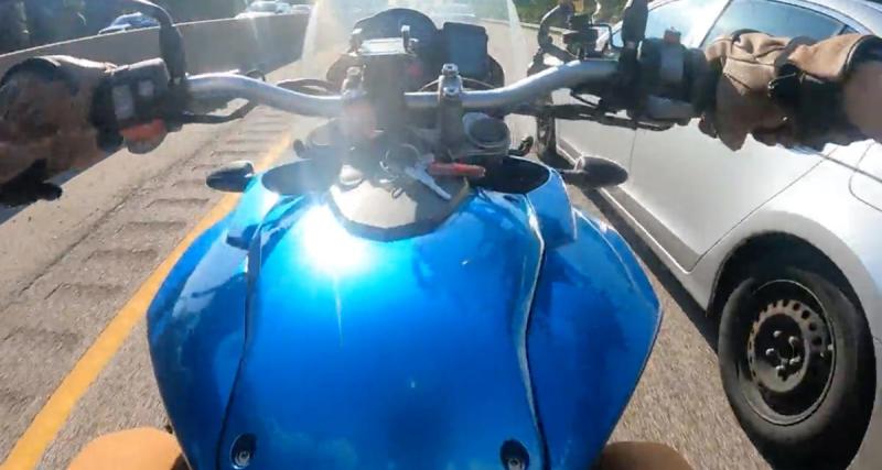  - VIDEO - L'automobiliste ignore son angle mort, heureusement que le motard est vigilant
