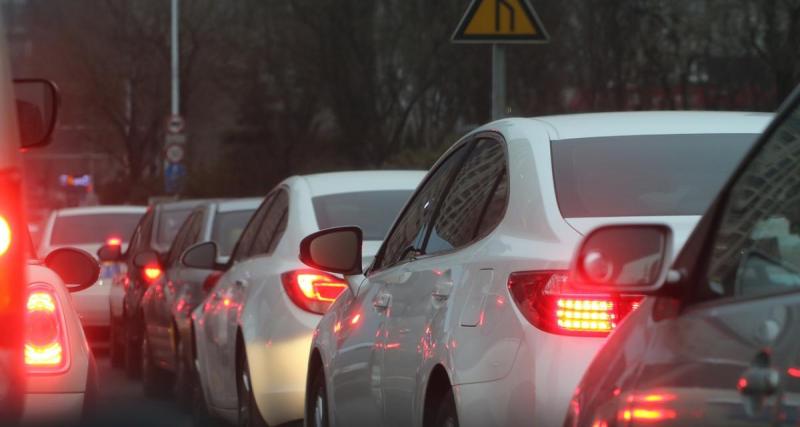  - Gigantesque embouteillage sur l’autoroute à cause d’un camion, les gens font même demi-tour