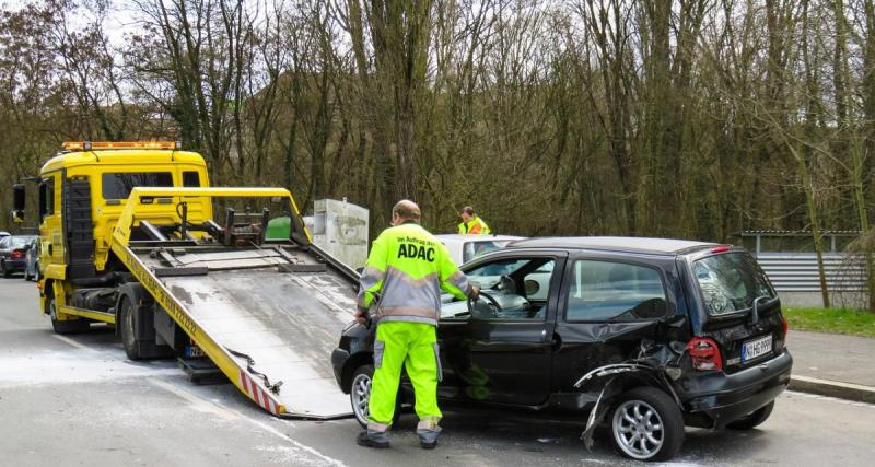  - Le dépannage tourne court, il sort une voiture du fossé pour qu'elle y retourne dans la foulée