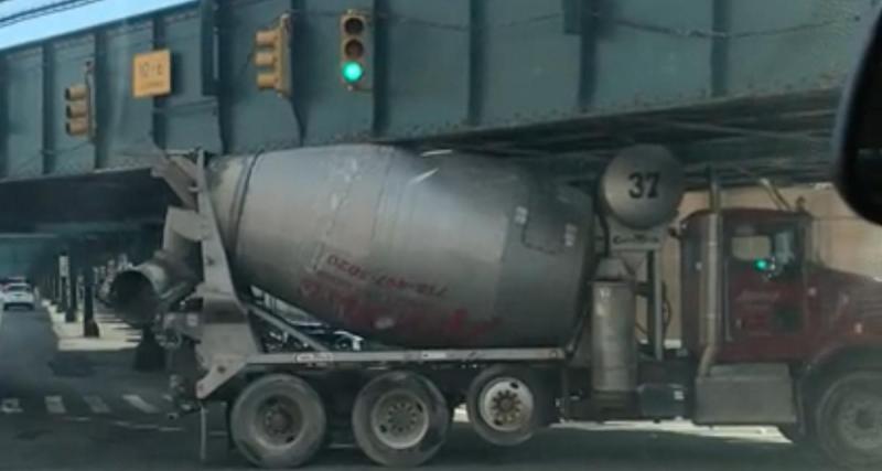  - VIDEO - Ce camion est coincé sous un pont, bon courage pour en sortir