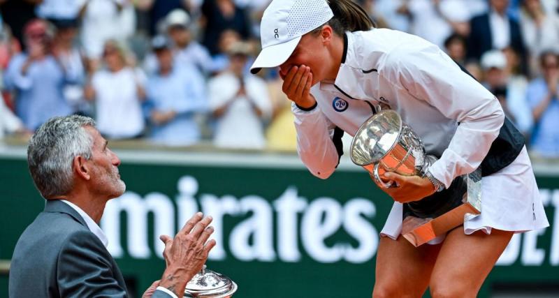  - Roland-Garros : la bourde magique d'Iga Swiatek avec son trophée 