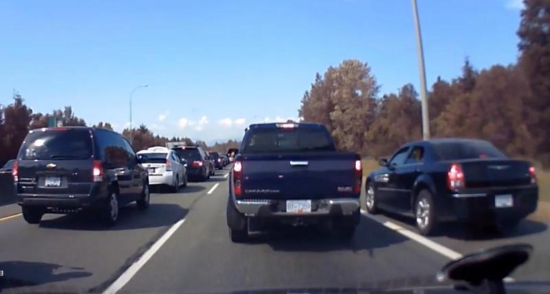  - Cet automobiliste roule sur la bande d'arrêt d'urgence pour éviter les bouchons, sa tentative de rattrapage échoue