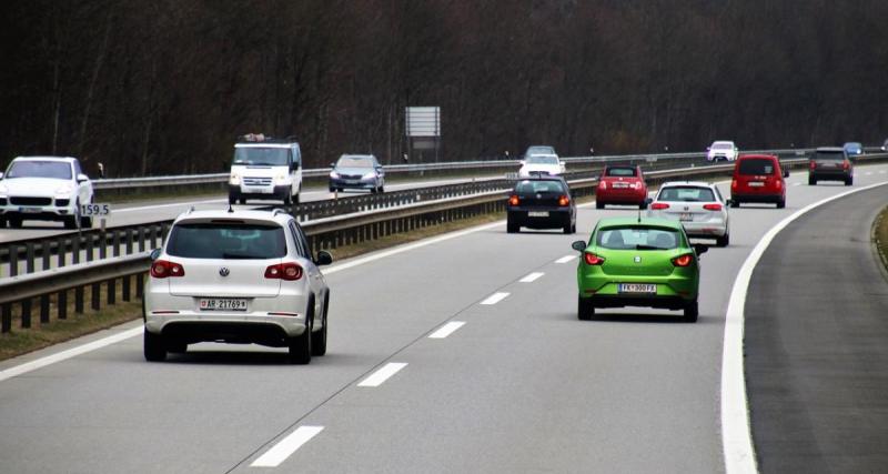  - VIDEO - Une voiture en contresens sur l'autoroute, le chauffard roule à une vitesse folle