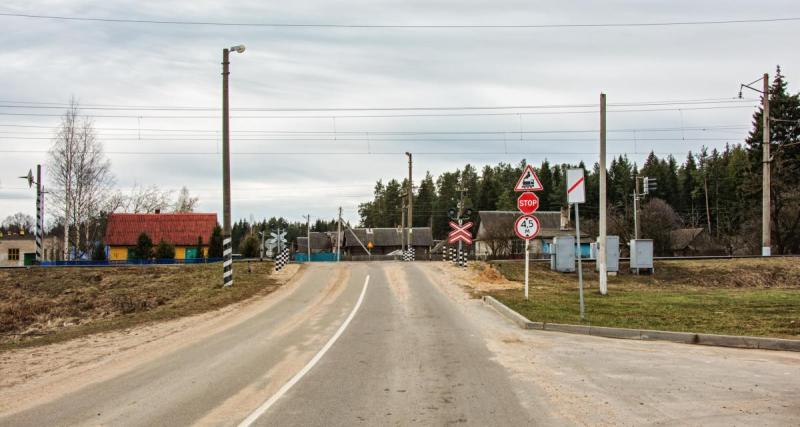  - Le chauffard roule à 160 km/h sur une route limitée à 80, même le passage à niveau ne le freine pas