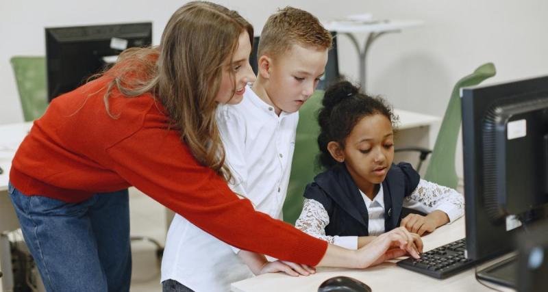  - Écrans : après la course au numérique, le retour du manuel scolaire à l’école suédoise