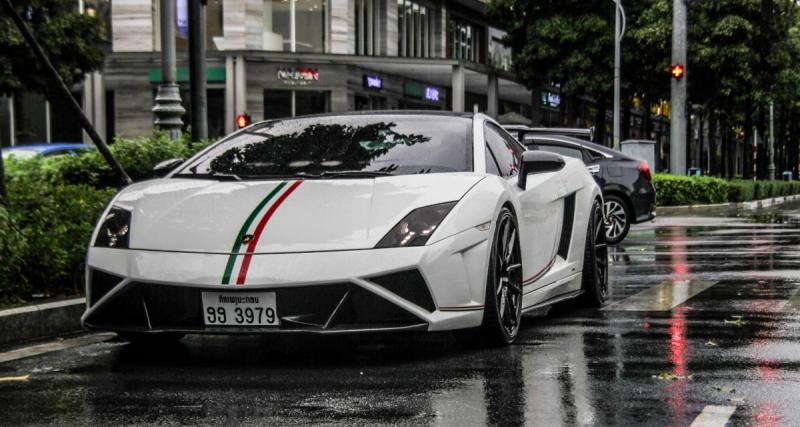  - VIDEO - Des manifestants s’en prennent à une Lamborghini, son conducteur est impuissant