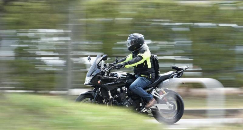  - Ce motard s'embrouille avec un automobiliste, rester focalisé sur la route lui aurait évité une sacrée gamelle