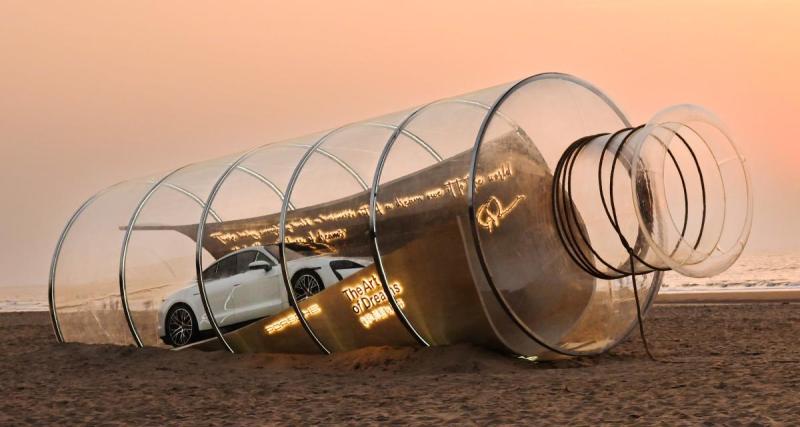  - Pour une installation artistique, cette Porsche Taycan est garée dans une bouteille à la mer