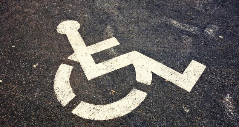  - Cette femme garde une place de parking pour sa mère handicapée, ça ne plaît pas à cet automobiliste