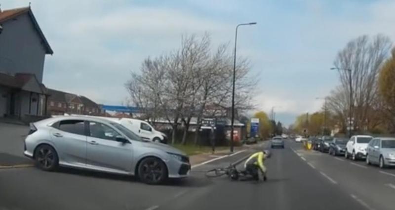  - Ce cycliste simule une chute causée par une voiture, son stratagème ne trompe personne