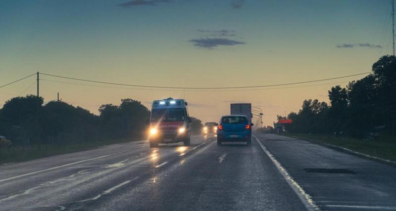  - Ce chauffard se sert d’une ambulance pour doubler, les autres conducteurs ne le laissent pas faire