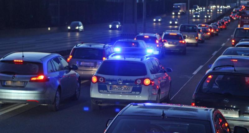  - Cet automobiliste trouve une astuce pour gagner du temps dans les bouchons, sauf qu'il fait ça devant une voiture de police