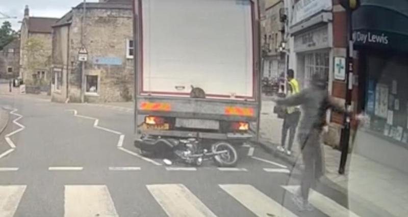  - Le conducteur du poids lourd ne voit pas la moto derrière lui, il ne comprend pas les grands signes de son collègue pour s'arrêter