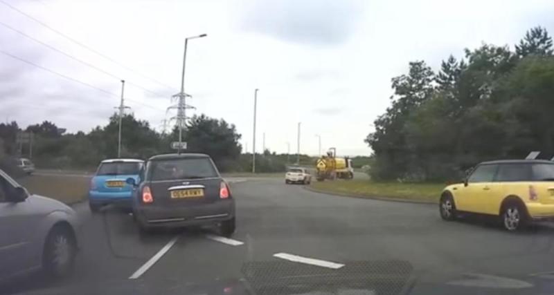  - VIDEO - Moment d'absence pour cet automobiliste, ça se finit en accrochage au rond-point