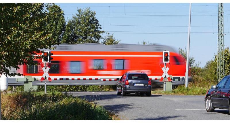  - Le scooter tente de passer juste avant le train, il se ravise au dernier moment