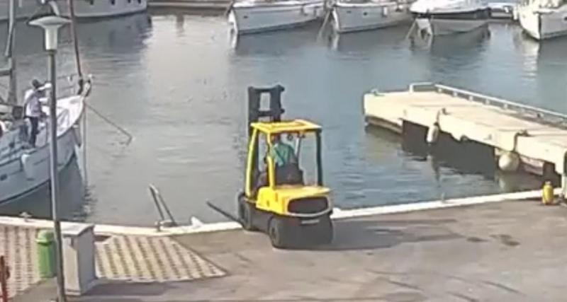  - Il tente de sortir un bateau de l’eau avec son chariot élévateur, les choses ne se passent pas comme prévu