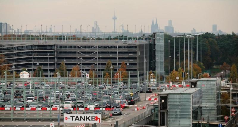  - Elle laisse sa voiture au parking de l'aéroport, elle la retrouve accidentée