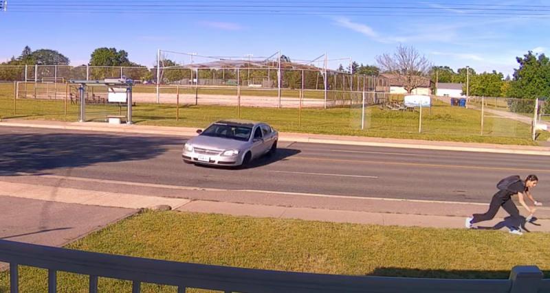  - VIDEO - Une voiture perd le contrôle en pleine ligne droite, grosse frayeur pour cette piétonne